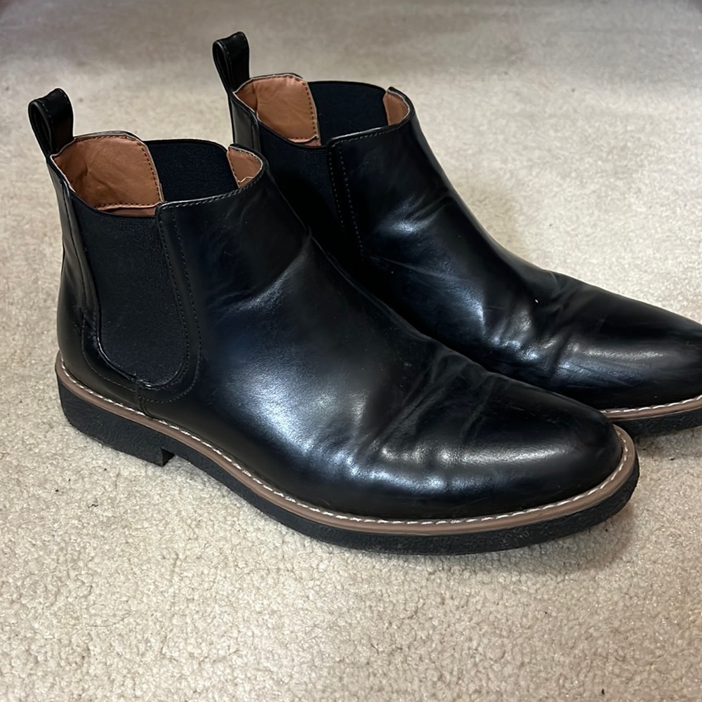 Mens black Chelsea boots. size 9.5. Simulated leather.